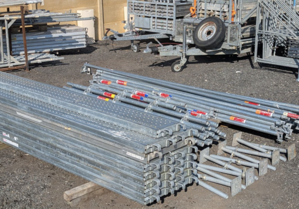 Lote completo de 100 m² de andaimes multidirecionais Altrad – usados, em excelente estado.