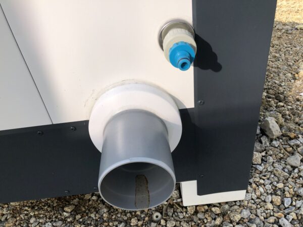 Contentor sanitário com chuveiro, lavatório e sanita.